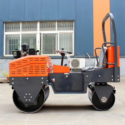 La construcción a pequeña escala se hace más fácil con el rodillo de carretera tipo 700 y el modelo de motor EPA